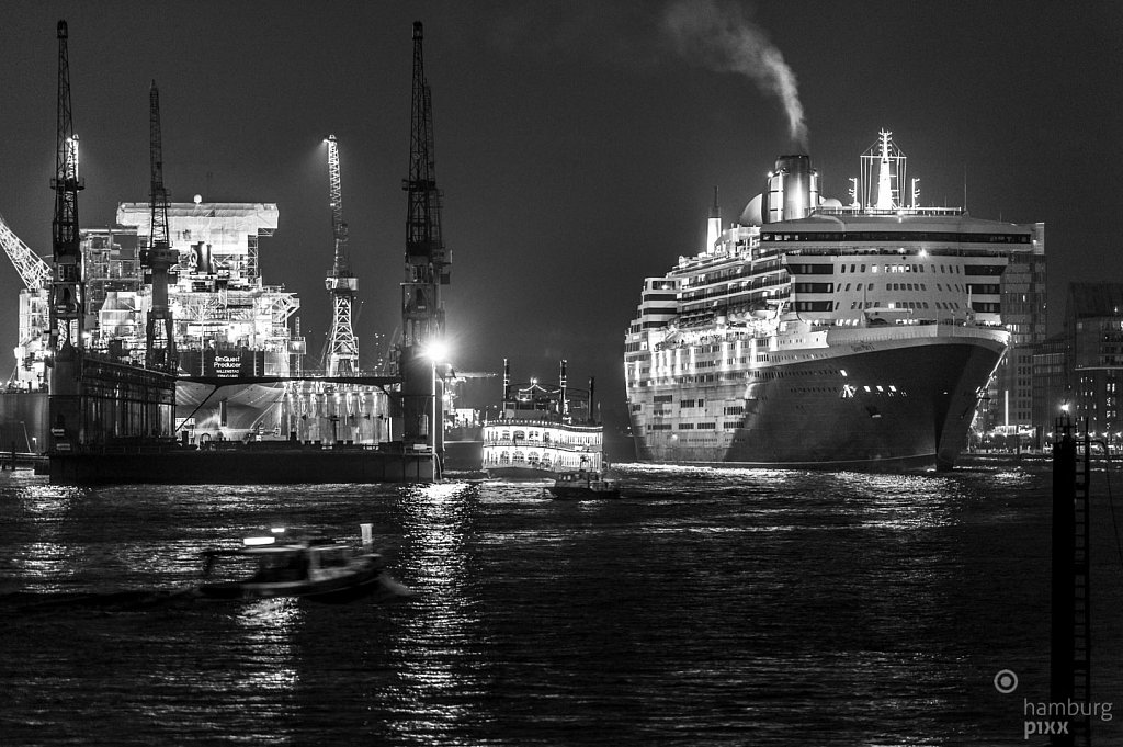 Queen Mary 2 läuft ein