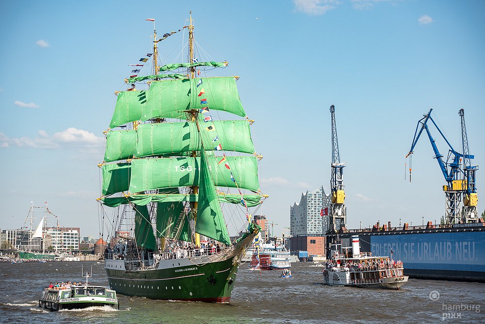 Die Alexander von Humboldt II  bei der Auslaufparade vom Hafengeburstag